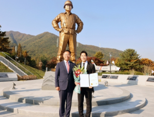 칠곡군 강철부대 최영재 마스터, 백선엽 동상 앞에서 칠곡군수에게 군번줄 전달한 까닭은?