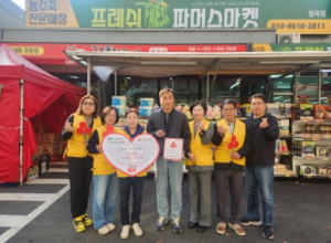 대구 북구 동천동 지역사회보장협의체, ‘프레쉬 파머스마켓’ 착한가게 현판 전달