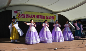 군위군자원봉사센터, “자원봉사가 꽃피는 오일장” 사업 군위읍 전통시장 진행