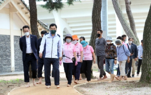 765m 황톳길 맨발로 꾹…지표면과 접지하며 신체 에너지 충전