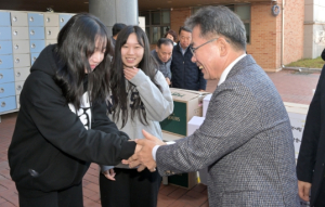 ‘수능만점기원’ 군위군, 수능 막바지 고3 응원