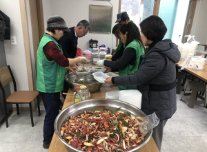 울진군 금강송면 지역사회보장협의체, 11월 마음 담은 김치 반찬 나눔 실시