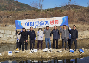 구미시, 특급 청소부 다슬기 방류…하천 생태계 복원