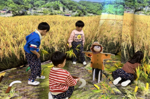 김천 율곡유치원, 시골집 패션의 완성은 일 바지와 밀짚모자