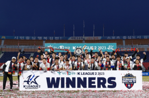 ‘대역전극’ 김천, 부산 꺾고 K리그2 역전 우승...K리그1 직행 승격