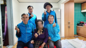 영덕군 신중년 일자리 참여자들, 홀몸 어르신 도배 봉사