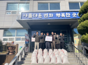 군위군 ㈜화성건설, 경로당에 사랑의 양곡 26포 전달