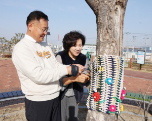 칠곡군 주민들의 손길로 황량한 거리가 따뜻하게 변신~
