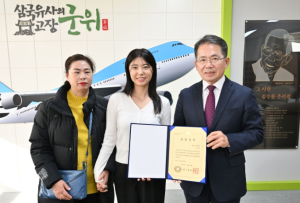 군위군, 저소득주민 성적우수 학생에 장학금 전달