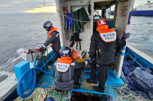 울진해경, 울진군 사동항 동방 16해리 해상 침수 어선 승선원 3명 구조