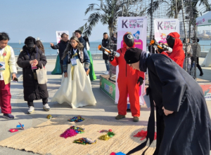 포항에서 즐겨요! 거주 외국인과 함께 한 K-전통 놀이 체험행사 성료