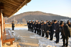군위군, 김수환 추기경 선종 16주기 추모 참배