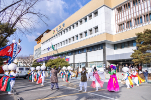 서구 ‘푸른 뱀의 띠’한 해의 만복을 기원합니다