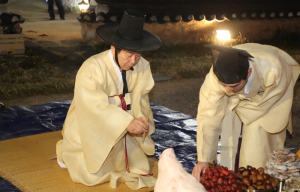 안동부(安東府) 신목(神木) 제사 올린다