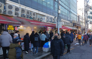포항 별미 과메기·대게 맛보자! 죽도시장 찾으며 지역경제 ‘활력’