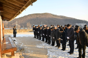 군위군, 김수환 추기경 선종 16주기 추모 참배