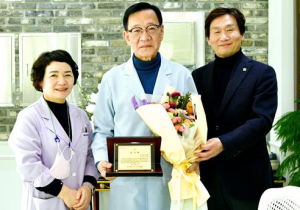 경산시장학회, 권오흥 원장에 감사패 전달