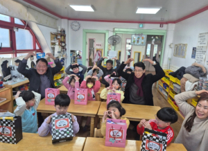 대구시 서구  비산2.3동 민간사회안전망, 어린이집 졸업생에게 축하 선물 전달