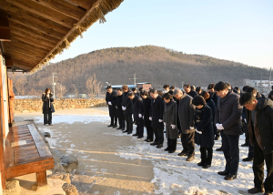 대구 군위군, 김수환 추기경 선종 16주기 추모 참배