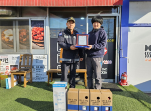 경산소방서, 상가 화재 초기 진압한 시민에 감사패 수여