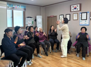 김천시 노래로 활력 충전! 지좌동 찾아가는 가요 교실 개최
