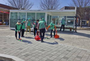 성주군 벽진면 새마을회, 버스승강장 청소 및 꽃심기 실시!