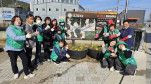 대구 북구 관문동 새마을부녀회 설렘 가득한 봄맞이 꽃심기 완료!