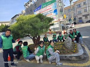 대구 북구 칠성동 새마을협의회‧부녀회 봄꽃길 조성 및 봄맞이 마을 대청소 실시