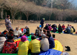 “숲에서 치유를” 대구 서구,경증 치매 어르신 숲 힐링 체험 진행