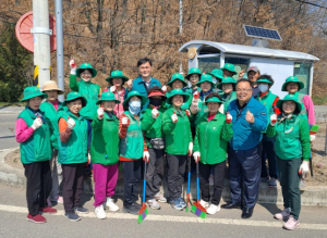 성주읍 새마을회 버스승강장 청소 실시