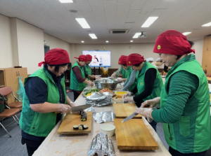 군위군 새마을부녀회, 의성 산불 피해에 김밥 생수 지원