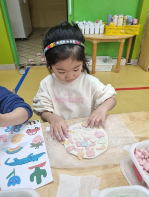 김천교육지원청, 사랑 솔솔 촉감 놀이 가족 사랑 도예 체험