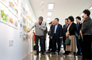 군위문화관광재단, 2025년 기획전시`군위 그림 전시회`개막 행사 개최