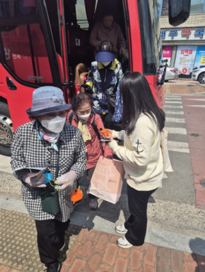 대구시티투어버스 군위전통시장 코스 관광객 대상 특별 이벤트 진행
