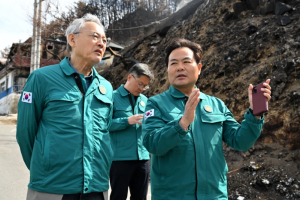 유인촌 장관 영덕 산불피해 현장 방문...경북도 국비 조기지원 건의