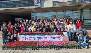 ‘지역사회 사랑을 담은 따뜻한 나눔, 홀로 계신 어르신들께 카네이션과 과자 전달’ 2025 고령지역자활센터`어버이날`기념 행사
