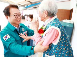 울진군, 제53회 어버이날 맞아 100세 어르신 가정 방문으로 존경과 축하의 마음 전해