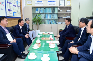 배낙호 김천시장, 환경부 차관 만나 ‘현장 세일즈 행정’ 펼쳐