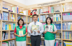칠곡군, 이름 안 적고 빌려간다…휴게소에 생긴 이상한(?) 도서관