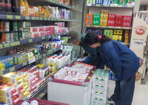 군위군보건소 치매안심센터, 경증 치매 어르신들과 함께하는 장보기 행사