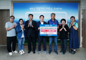 농업회사법인 ㈜푸른 500만원, 영천시융복합상품화연구회 100만원 기탁