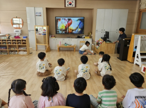 김천 아천초등학교병설유치원, 놀이 연결! 유‧초가 함께하는 과자집 만들기