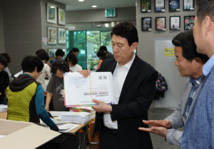 이강덕 시장, 선거 공보물 발송 작업 현장 찾아 직원·봉사자 격려
