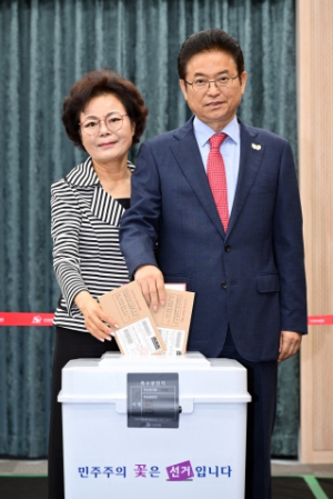 이철우 경상북도지사 내외 사전투표, “대한민국 미래를 위해 소중한 한 표 행사”당부