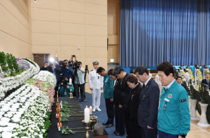 이강덕 시장, 해군초계기 사고 순직 장병 애도 … 합동분향소 조문