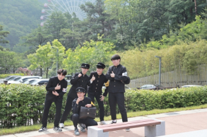 교복과 기와지붕의 조화…졸업사진 성지로 떠오른 구미 성리학역사관