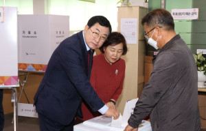 주낙영 경주시장, 배우자 김은미 여사와 함께 대선 투표 참여