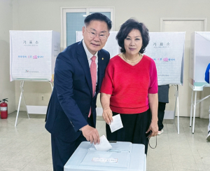 이른 아침 줄 선 김재욱 칠곡군수,“투표는 국민의 책임입니다”