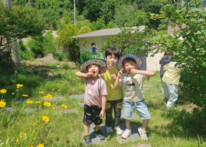 자연과 함께 자라나는 조마 꿈동이 김천 조마초등학교병설유치원 뒷뜰 자연체험활동 실시