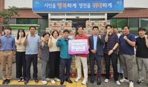 정광원 환경실천연합회 상임부회장·이수진 ㈜강산 대표, 북안면에 라면 100박스 기탁